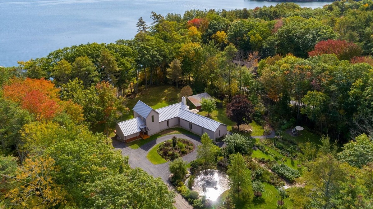 Freeport House | Coastal Serenity Meets Modern Elegance - a Retreat for Relaxing or Working