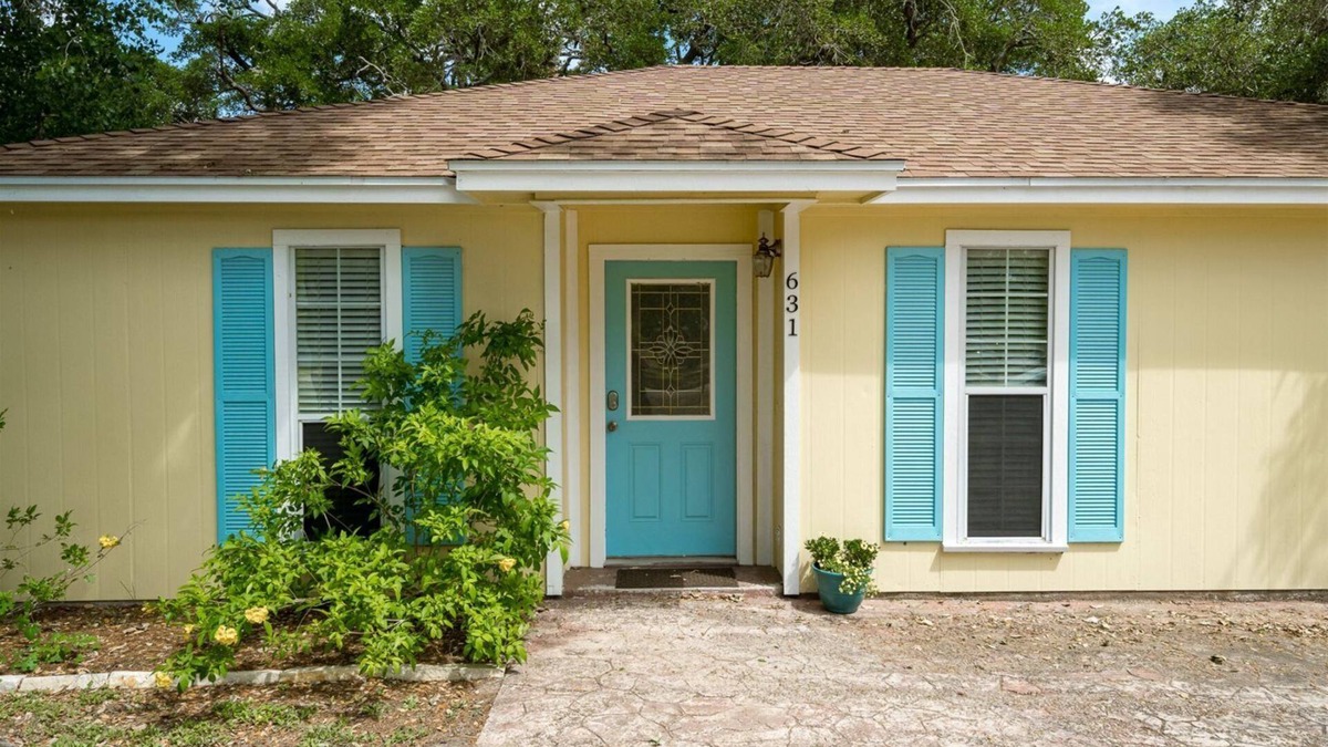 Aransas Pass House | Coastal Soul | Pet Friendly + Fenced in Yard!