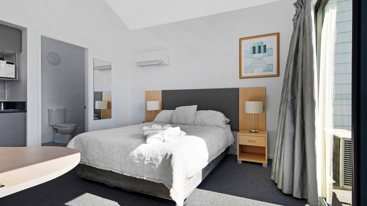 Batehaven Apartment | Coastal Studio with Stunning Beach Views – Perfect for a Relaxing Getaway