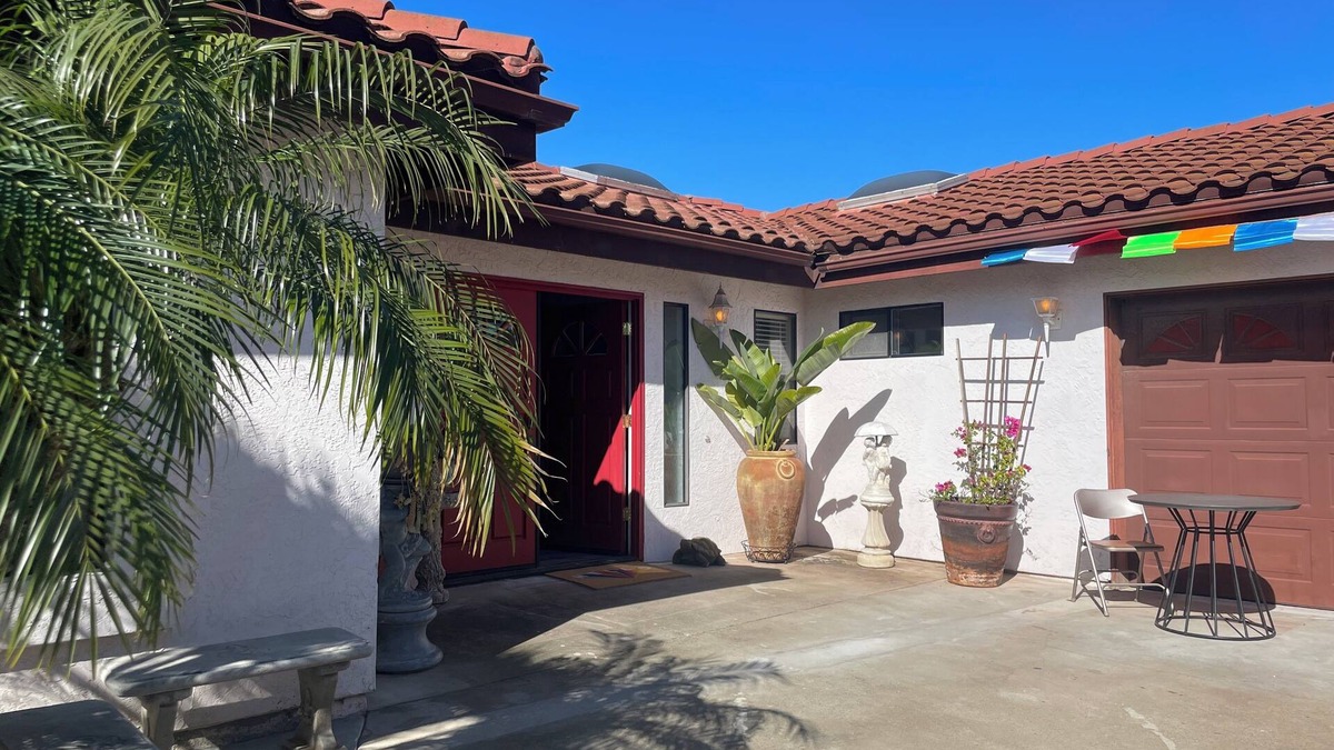 Loma Alta House | Coastal Suite King Bed, Private Bath & Tub Shared Room Near the beach