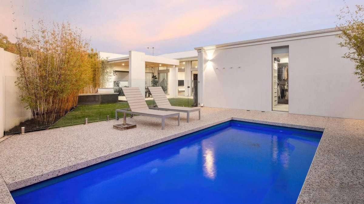 Spearwood House | Coastal Summer Family Retreat w/ Pool and 5 min From Coogee Beach