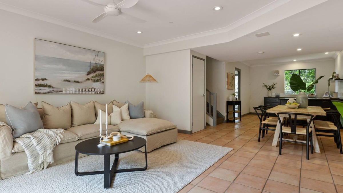 Belongil House | Coastal Townhouse - Minutes from the Beach and a short walk to town.