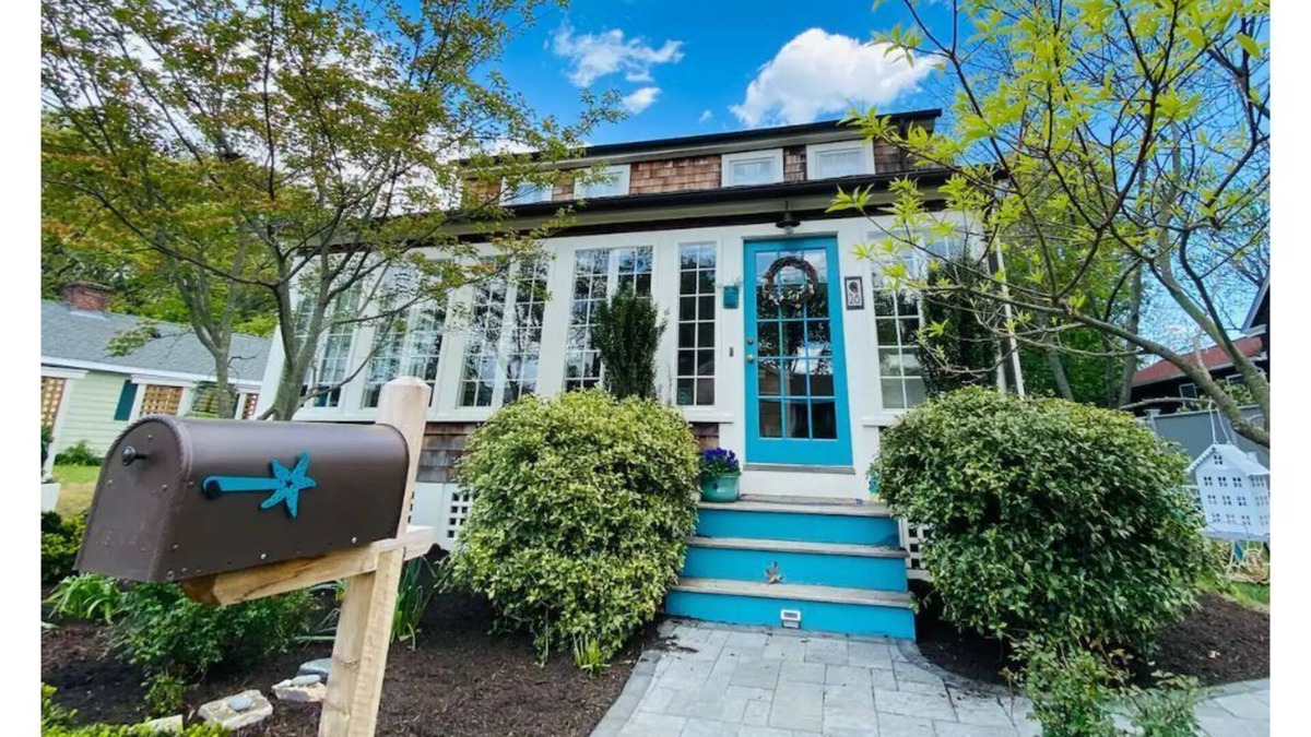 Barrington House | Coastal Waterview, BunkHouse, Hot Tub and Raft!