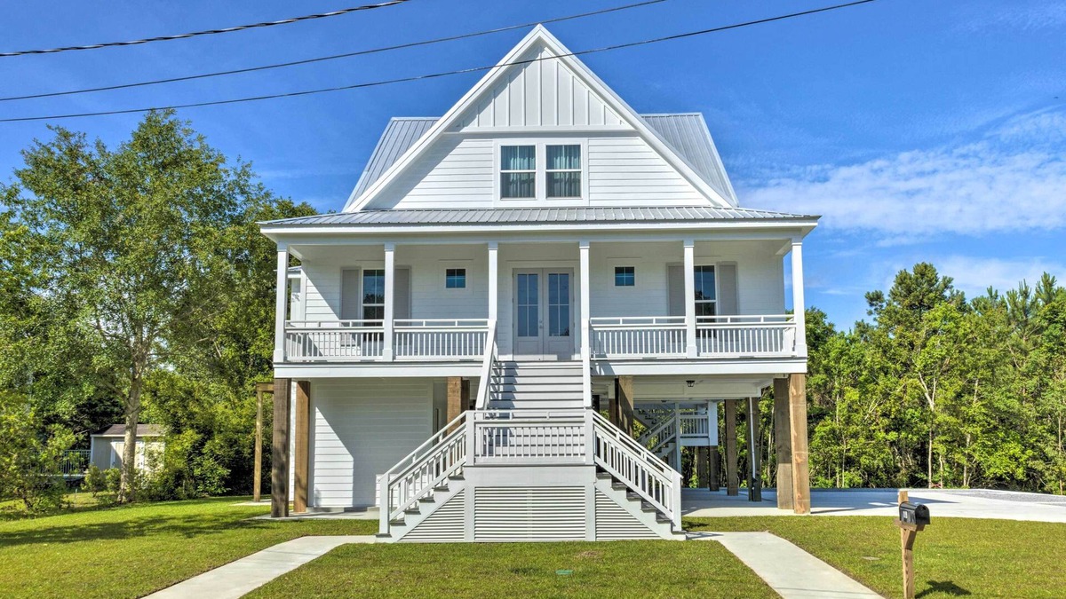 Waveland House | Coastal Waveland House 1/2 Block to Pub Beach
