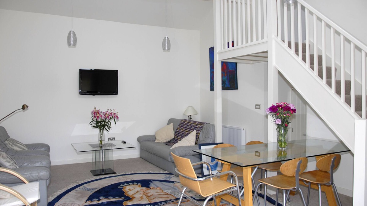 Borth-y-Gest House | Coastal with private lawn and a sea view garden