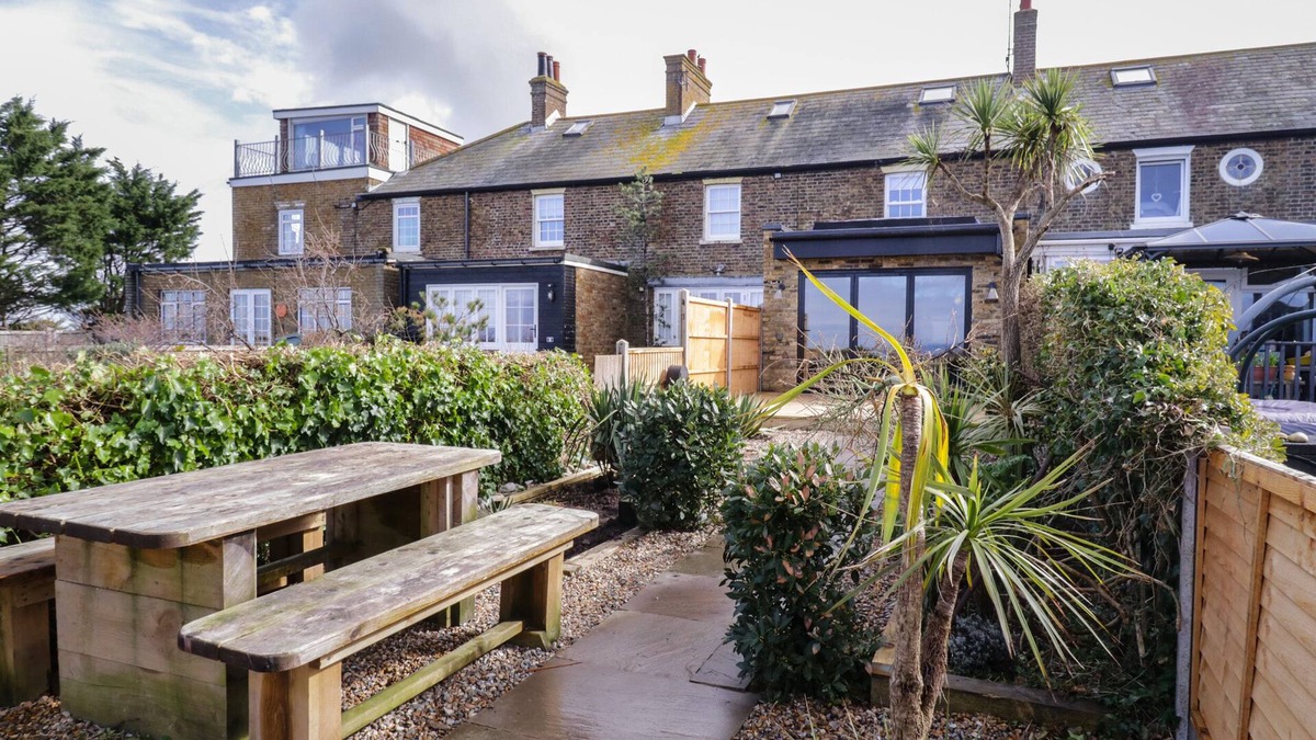 Swalecliffe Cottage | COASTGUARDS VIEW, pet friendly, with open fire in Swalecliffe