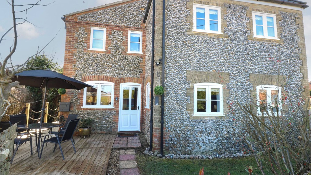 Great Ryburgh Cottage | COBBLE COTTAGE, pet friendly, with open fire in Great Ryburgh