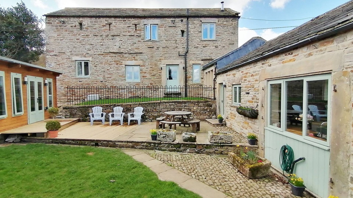 Mickleton Cottage | COBBLERS BARN, pet friendly, with hot tub in Mickleton, Teesdale