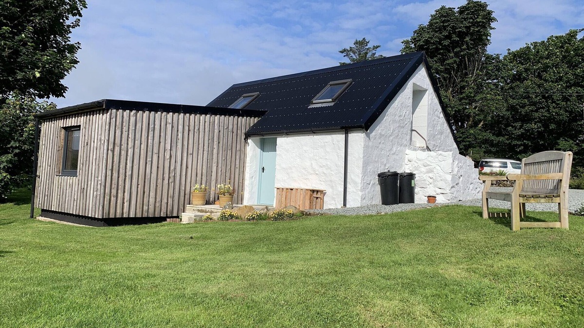 Glendale Cottage | Cobbler’s Cottage is a lovely old converted byre set within beautiful grounds.