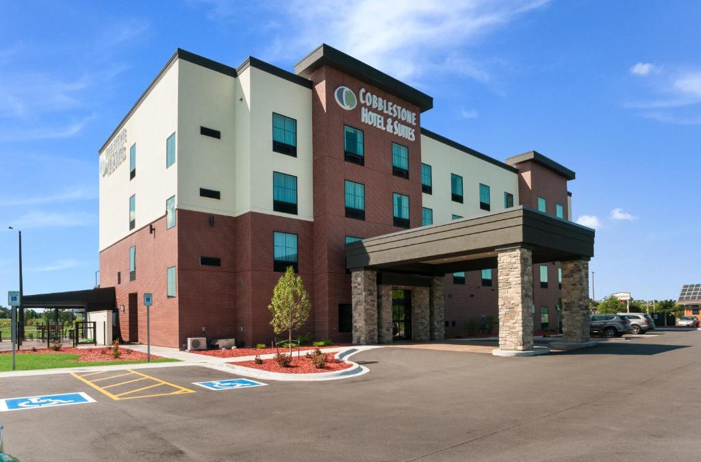 Neenah Hotel | Cobblestone Hotel & Suites Appleton International Airport