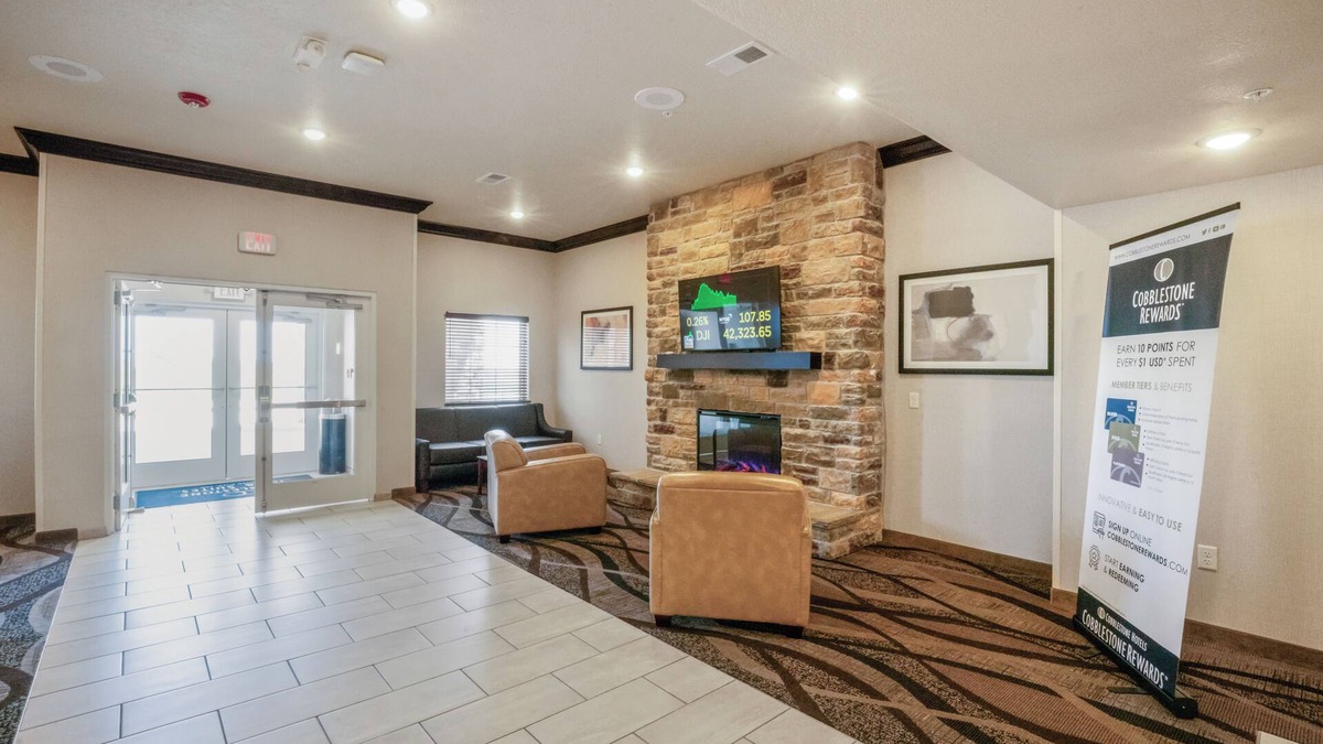 Winterset Hotel | Cobblestone Inn & Suites - Boise City