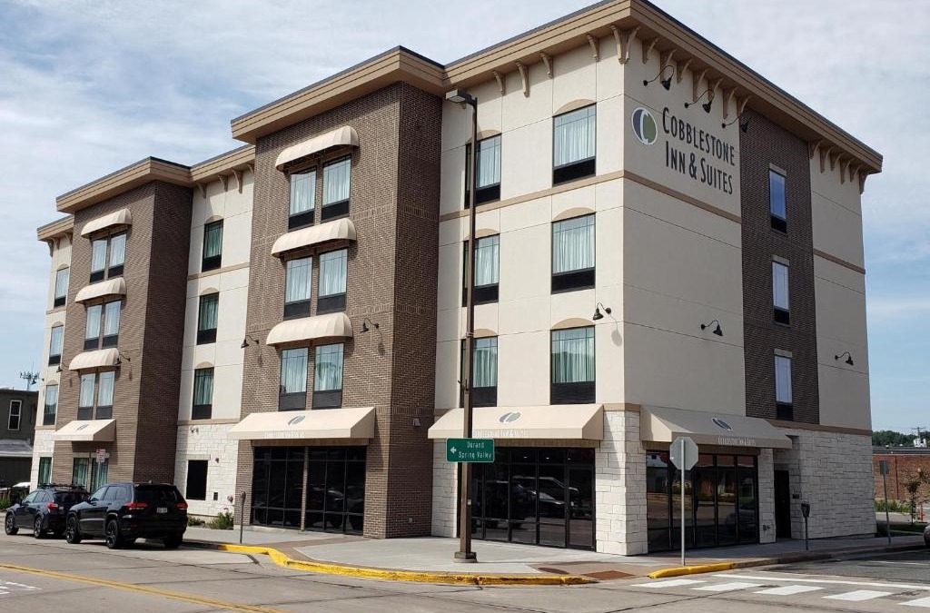 Menomonie Hotel | Cobblestone Inn & Suites - Menomonie/UW-Stout
