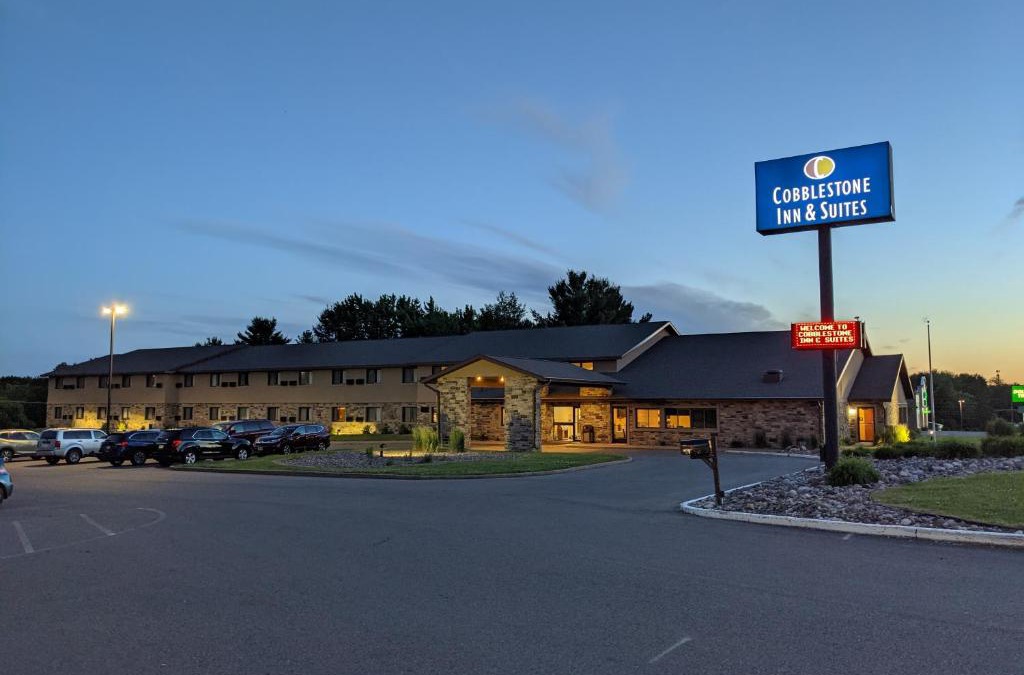 Merrill Hotel | Cobblestone Inn & Suites - Merrill