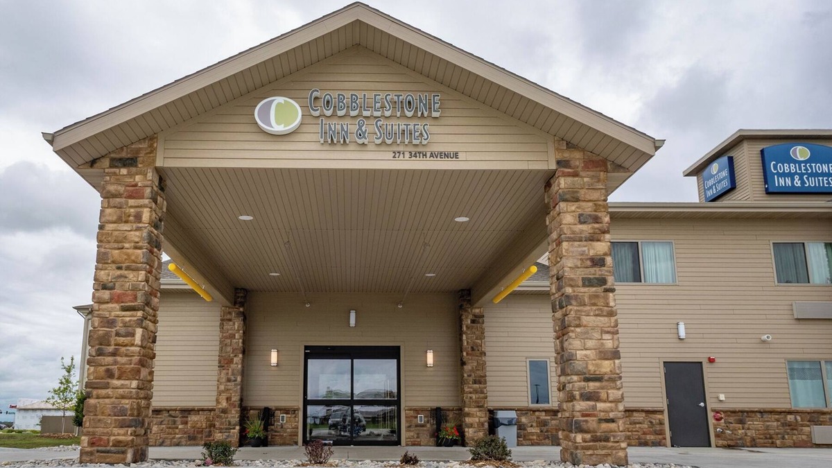 Sheldon Hotel | Cobblestone Inn & Suites - Sheldon