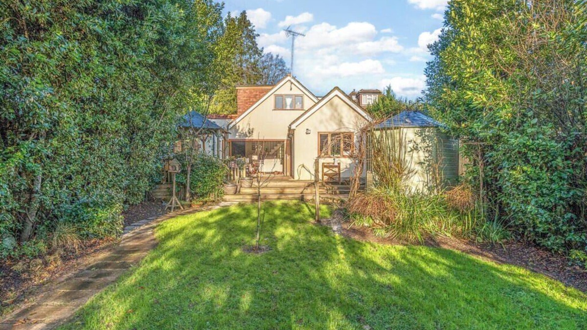 Cobham House | Cobham Home with Annex - Sleeps 6 - bbq & fire pit