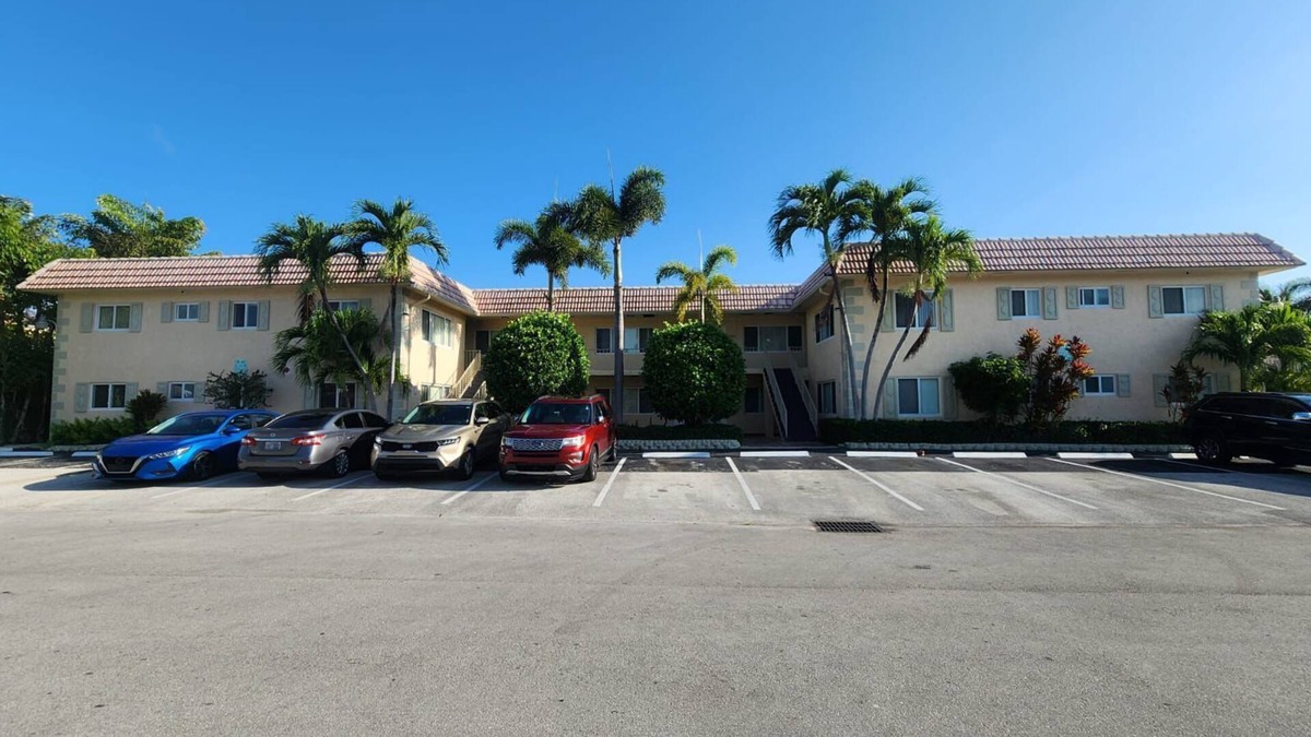 Lighthouse Point Apartment | Coco Palms Apartments By Lowkl