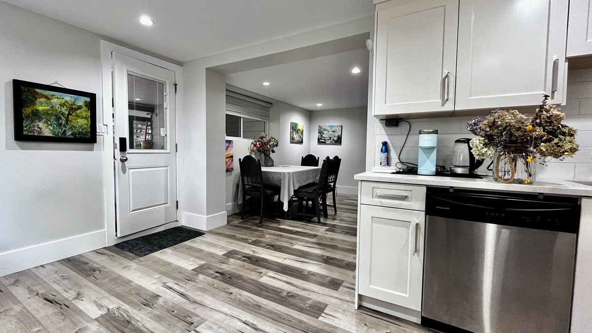 White Rock Bed & Breakfast | Coco Tan Art B&B (2 beds room+ private bathroom)