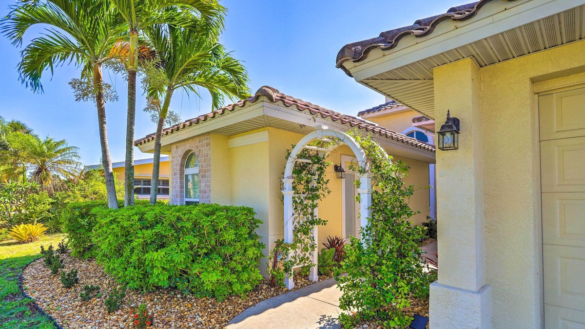 Cocoa Isles Country Club Cottage | Cocoa Beach Studio ~ 2 Mi to the Sandy Shore!