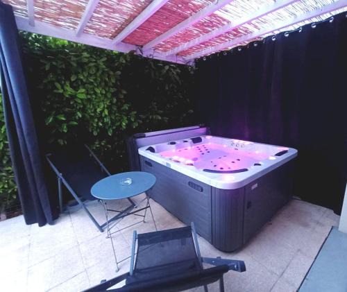 Rosieres-pres-Troyes House | Cocon romantique avec jacuzzi extérieur