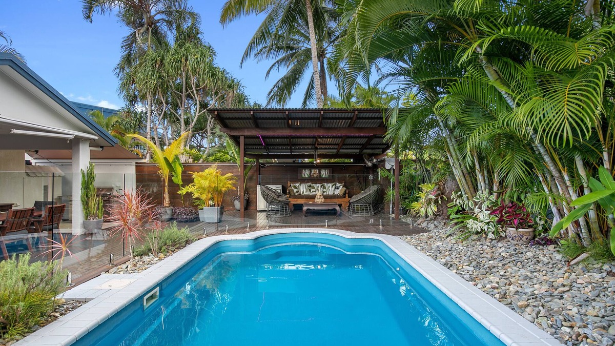 Palm Cove House | Coconut Blue: Own Heated Pool | Walk to Beach/Eateries/Shops | Courtyard Shower