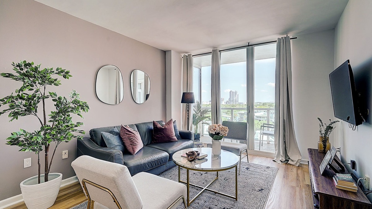 Coconut Grove Condo | Coconut Grove 1/1 condo parking included