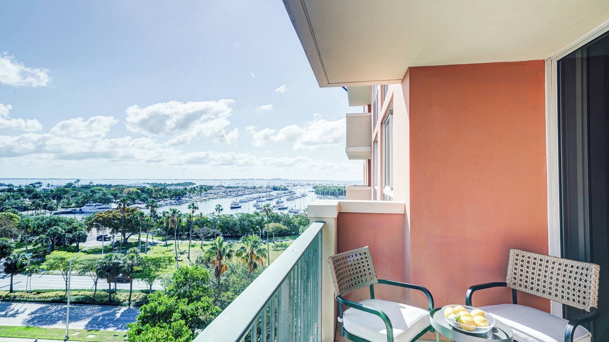 Coconut Grove Condo | Coconut Grove Beauty! 1/1 Bayview Condo w/Free Parking