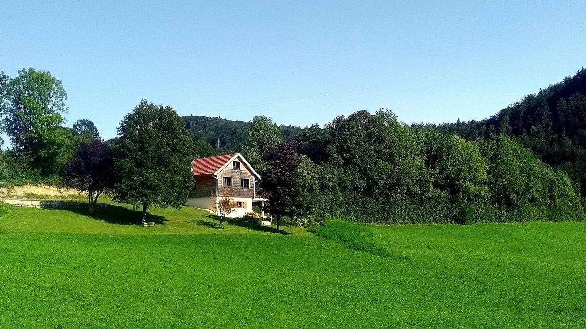 Entre-Deux-Monts Ski Chalet | Cocoon chalet surrounded by nature near lakes and waterfalls
