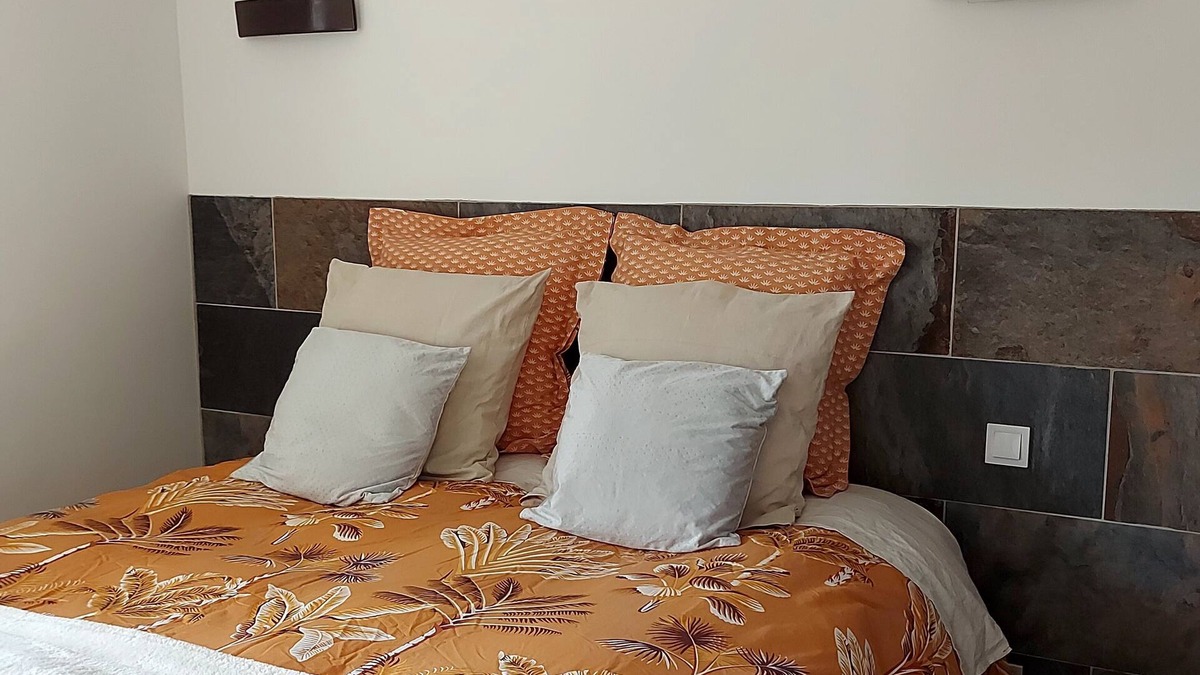 Saint-Michel-Tubœuf Apartment | Cocoon double-studio, single-storey in Normandy. Grand Confort, Wi-Fi, Lounge