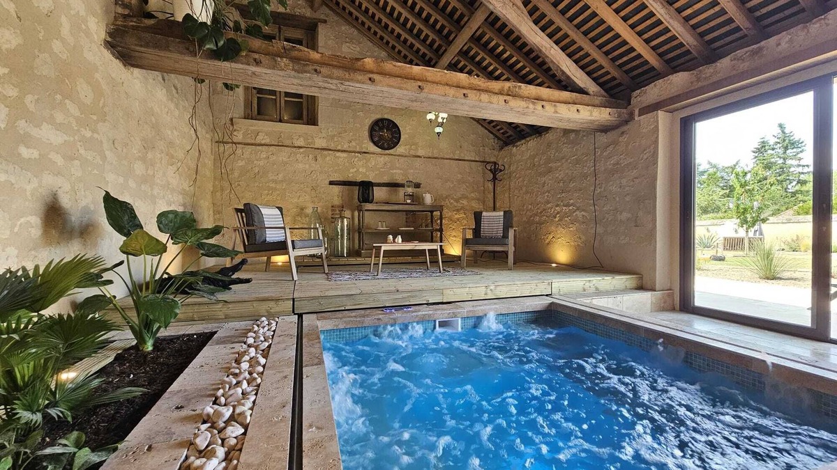 Bourgueil Bed & Breakfast | Cocoon' guest room with private wellness area