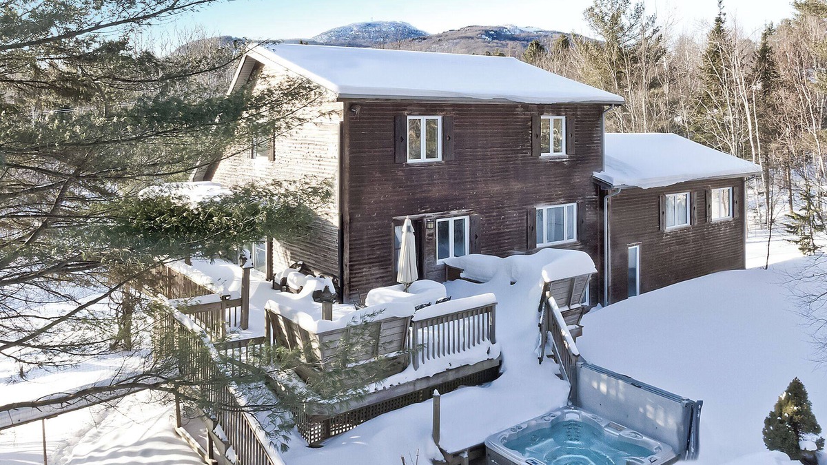Magog Ski Chalet | Cocooning and spa Mount Orford ski cottage. Pet-Friendly!
