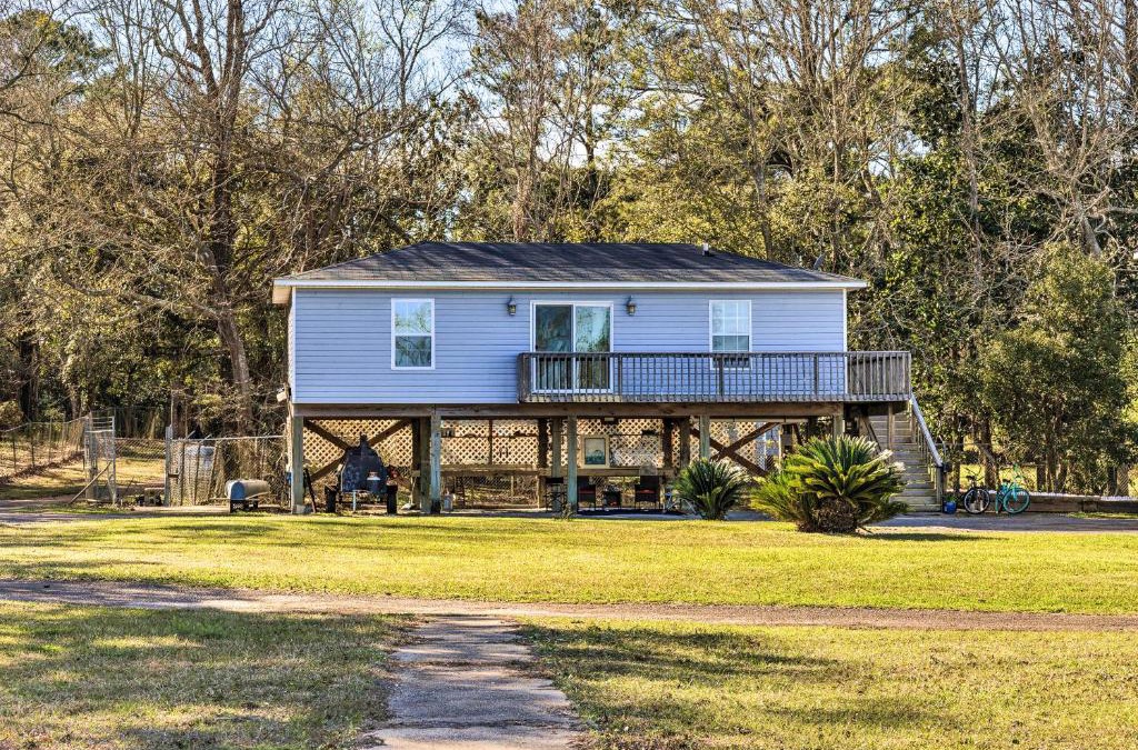Theodore Apartment | Coden Vacation Rental with Bay Access!