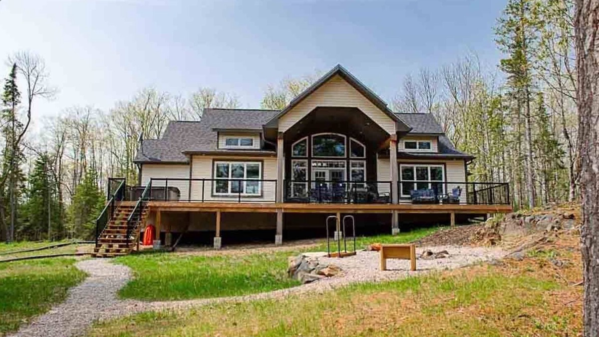 Faraday Cottage | Coe Lake Haus - Newly-Built Luxury Cottage w/Unlimited Wi-Fi, AC, & Watercraft
