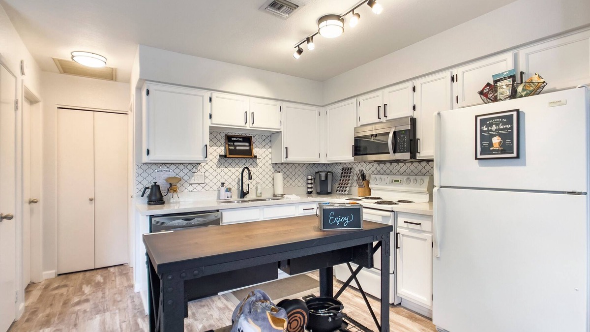 Mesa Grande House | Coffee House-PRIME location-close to everything! Mesa-Tempe-and a King Bed!