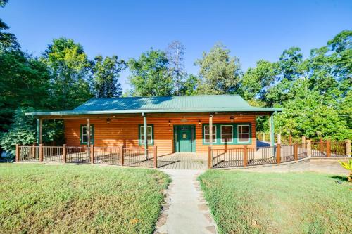 Coffeeville House | Coffeeville Cabin with Deck about 7 Mi to Grenada Lk
