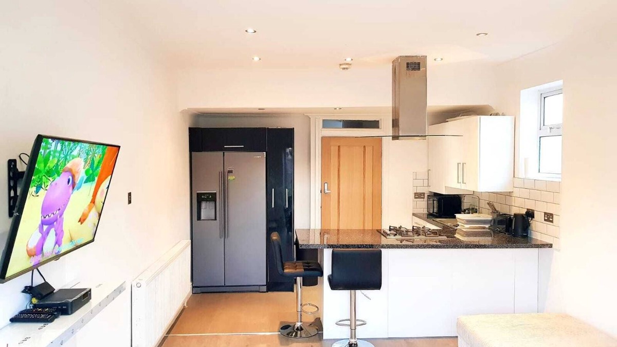 Ponders End Apartment | COGIE DELUXE STUDIO (ROOM 3)