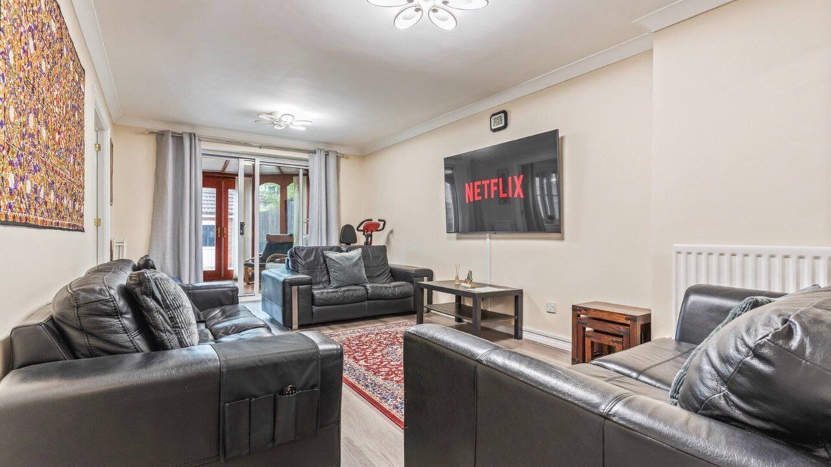 Sutton Coldfield House | Cohost Partners 3BR Retreat with Conservatory