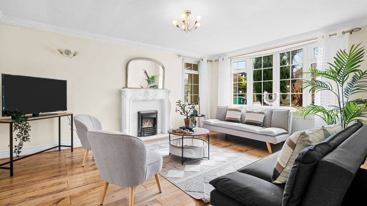 Bramcote House | Cohost Partners Charming 5BR Home with Garden & Parking