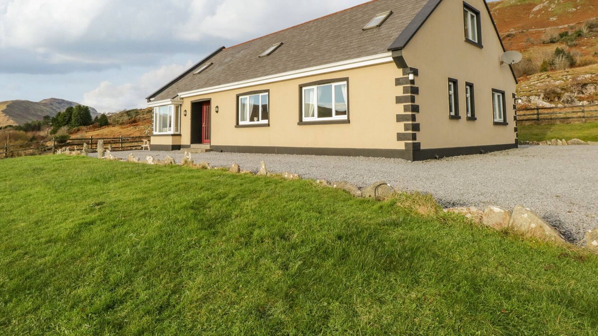 Cong Cottage | COILLMOR, pet friendly, with a garden in Clonbur, County Galway
