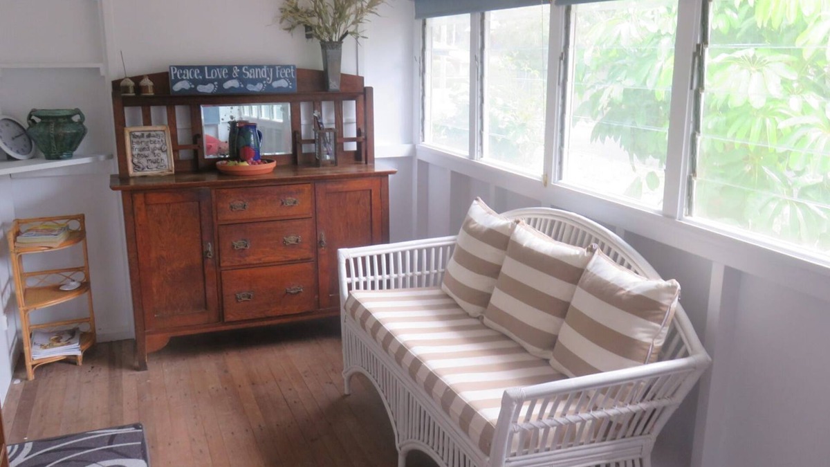 Arakoon House | COL'S COTTAGE - 300 METRES TO THE BEACH