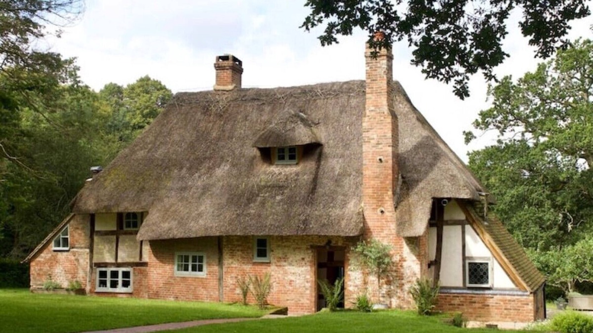Crawley Down House | Coldharbour Farmhouse, Secluded Thatched Cottage Surrounded By Woodland
