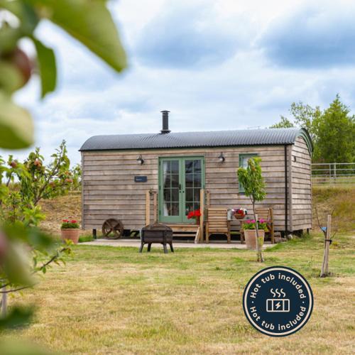 Stone in Oxney Apartment | Coldharbour Luxury Shepherds Hut with Hot Tub
