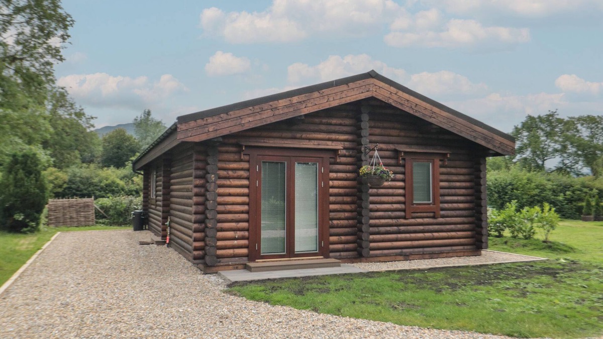 Carlton-in-Cleveland Cottage | COLDMOOR LODGE 6, romantic, with hot tub in Stokesley