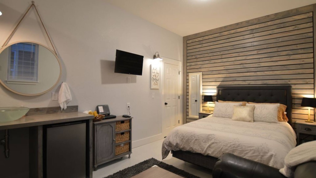 Valley West House | Coldsmoke Getaway, Steps From Meyers Lake & minutes from downtown!