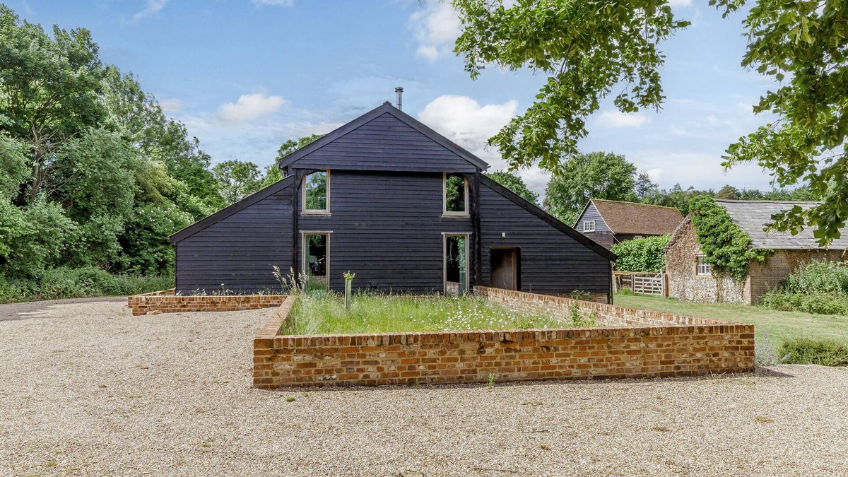 Braintree Cottage | COLEMANS FARM BARN, pet friendly, with open fire in Finchingfield