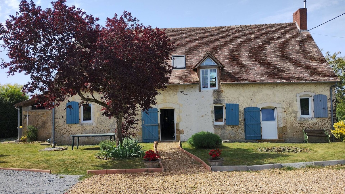 Marigne-Laille Bed & Breakfast | Colette Art Deco room in quiet farmhouse near circuit, pets welcome