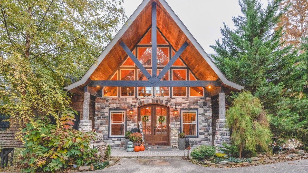 Pittsburg Cabin | Colibri Cabin on a peaceful lake, with a hot tub!