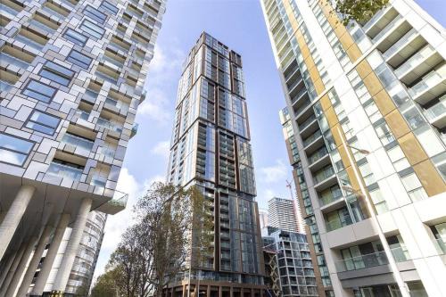 Canary Wharf Apartment | Collection No9 Harbour Way