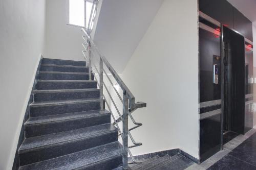 Manikonda Hotel | Collection O SIRI GRAND INN