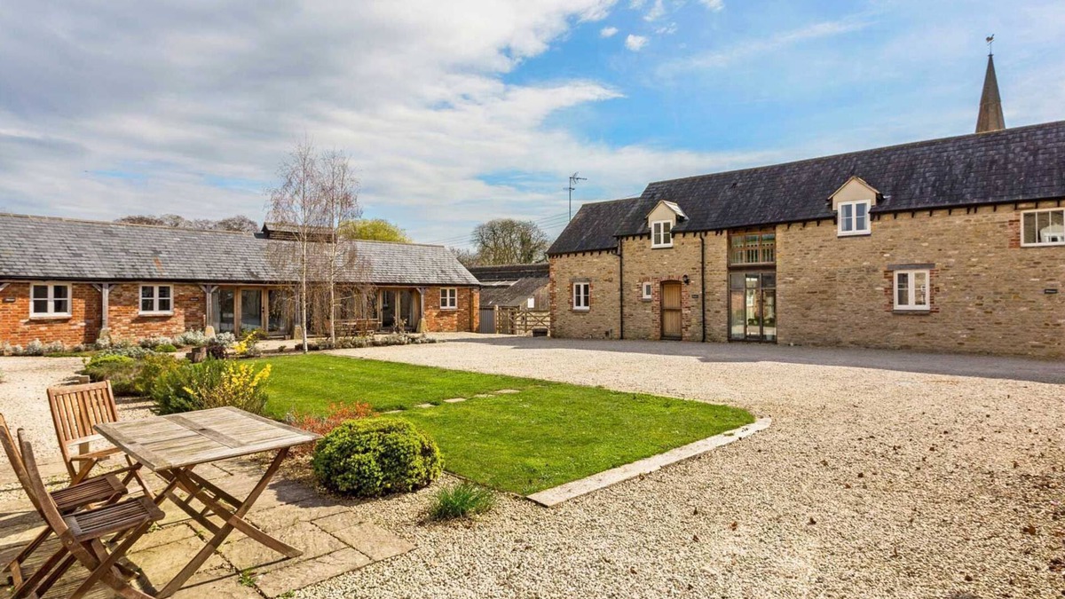 Shellingford Cottage | Collection of five spacious barns near Faringdon - Goodlake Barns
