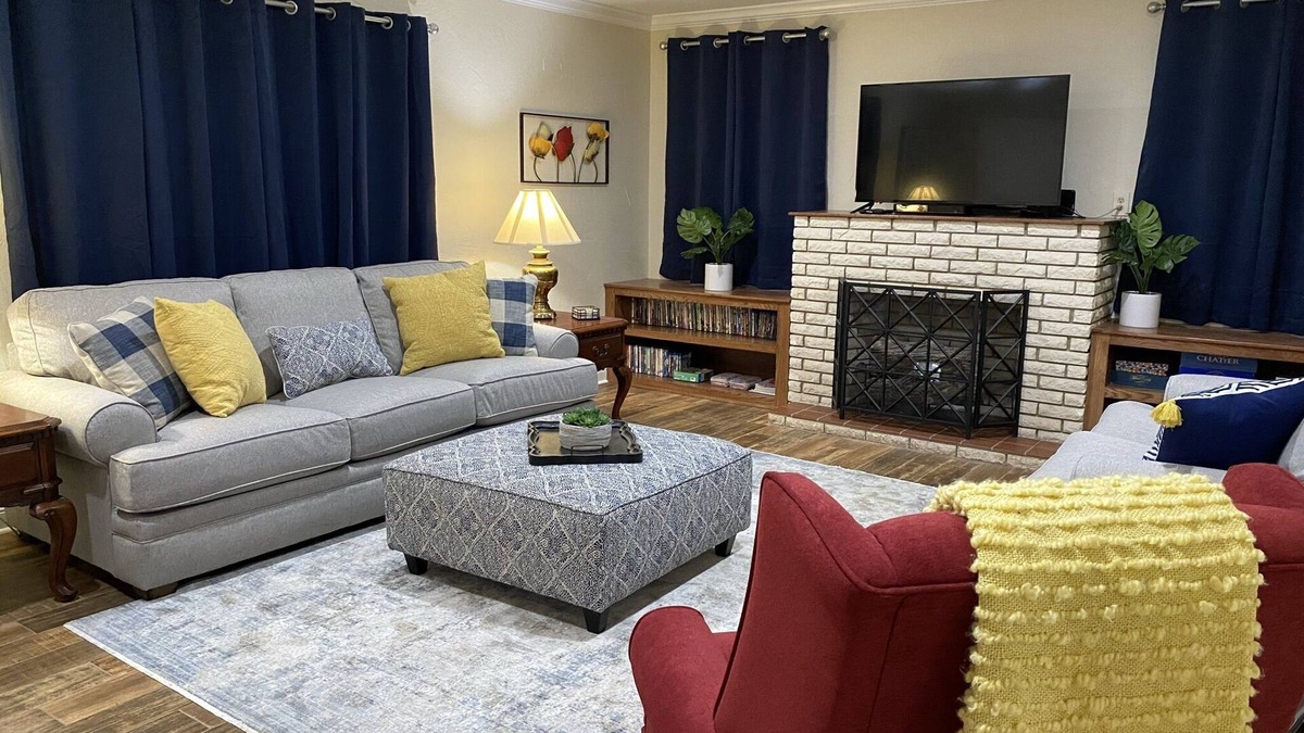 Lake Charles House | College St B&B -Close to Casinos/Pet Friendly!